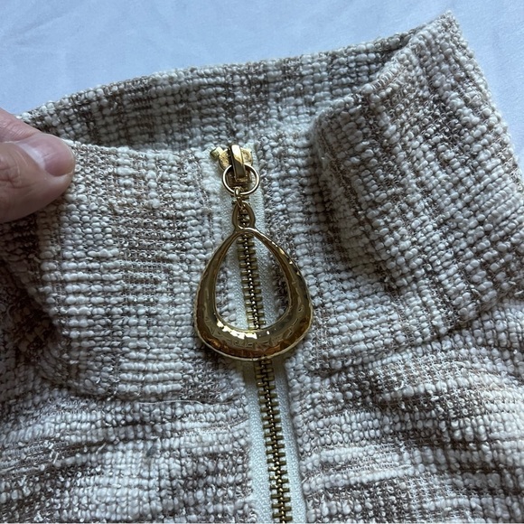 DIVINE HERITAGE tan tweed gold hardware zipper cropped boxy polo sweater - Picture 4 of 6